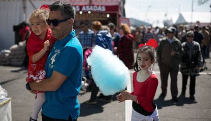 Imagen de una familia en las calles la feria de abril de Barcelona.