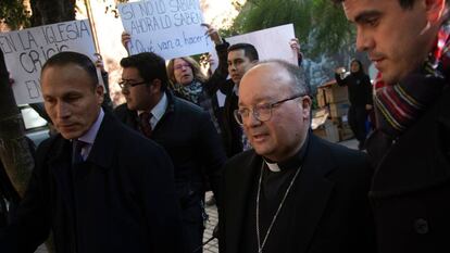 Charles Scicluna (centro) na Universidade Católica de Santiago.