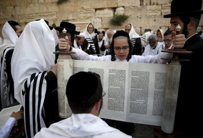 Decenas de miles de judíos en el Muro de las Lamentaciones de Jerusalén (Israel) para participar en la tradicional bendición de la pascua judía o 'Pésaj'.