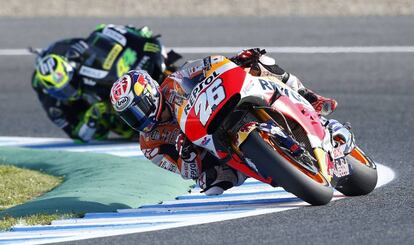 Pedrosa, seguido de Pol Espargaró, durante el fin de semana en Jerez.
