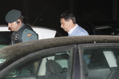 Ignacio Gonz&aacute;lez es conducido al calabozo en el marco de la &#039;Operaci&oacute;n Lezo&#039;