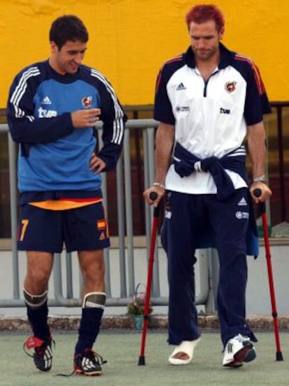 El portero Santiago Cañizares, lesionado por la rotura de un tendón, en 2002.