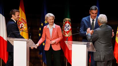 El presidente francés, Emmanuel Macron; la presidenta de la Comisión Europea, Ursula von der Leyen; el presidente del Gobierno español, Pedro Sánchez; y el primer ministro portugués, António Costa, a principios de diciembre en Alicante.