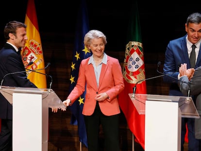 El presidente francés, Emmanuel Macron; la presidenta de la Comisión Europea, Ursula von der Leyen; el presidente del Gobierno español, Pedro Sánchez; y el primer ministro portugués, António Costa, a principios de diciembre en Alicante.