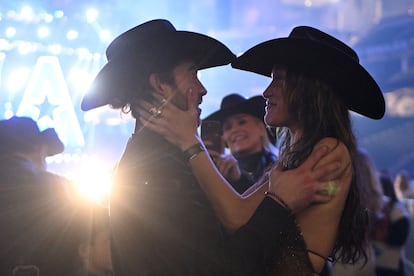 Adán Bañuelos y Bella Hadid el 8 de marzo de 2024 en Arlington, Texas. 