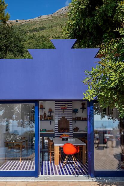 La fachada de la antigua vivienda ha sido transformada, adquiriendo una forma geométrica de inspiración árabe.