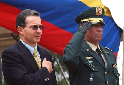 El expresidente de Colombia, Álvaro Uribe, con el general Mora en 2003.