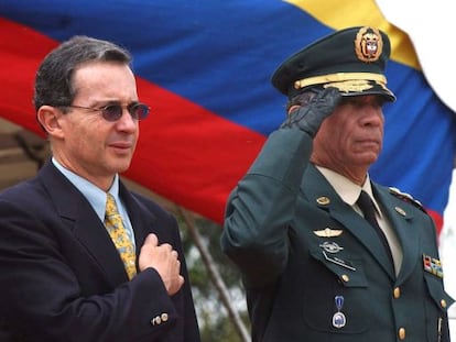 El expresidente de Colombia, &Aacute;lvaro Uribe, con el general Mora en 2003.