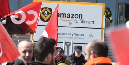 Trabajadores de Amazon frente a la sede de la empresa en San Fernando de Henares durante una jornada de huelga.