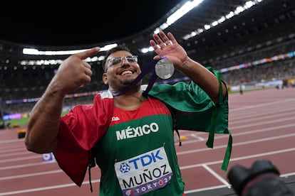 Uziel Muñoz celebra con su medalla de plata en Tokio.