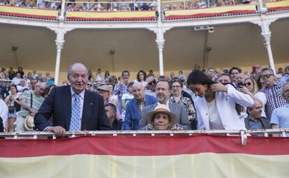 El rey emérito Juan Carlos, la infanta Elena y la hija de esta, Victoria Federica, este miércoles en Las Ventas.