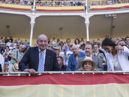 El rey emérito Juan Carlos, la infanta Elena y la hija de esta, Victoria Federica, este miércoles en Las Ventas.