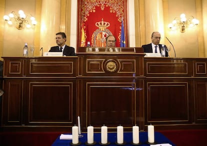 El presidente del Senado, Pío García-Escudero (centro), en un acto en memoria de las víctimas del Holocausto celebrado el martes.