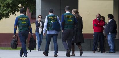 Agentes de la Guardia Civil, en uno de los últimos registros del caso Madeja, el pasado noviembre.