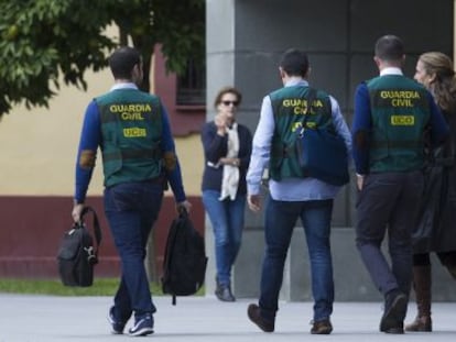 Agentes de la Guardia Civil, en uno de los últimos registros del caso Madeja, el pasado noviembre.