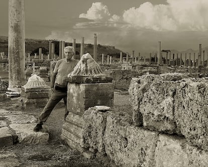 El fotógrafo británico Don McCullin, retratado en las ruinas de la ciudad romana de Perge, cerca de la actual Antalya. “Observar las estatuas en el silencio y la quietud de sus pedestales en los museos me da consuelo: no cuestionan mi conciencia ni desafían mi sentido de culpa”, justifica sobre su viaje de 25 años retratando los restos de la Roma clásica. 
