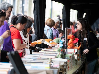 Parada de Sant Jordi en la plaza Cataluña en 2023.