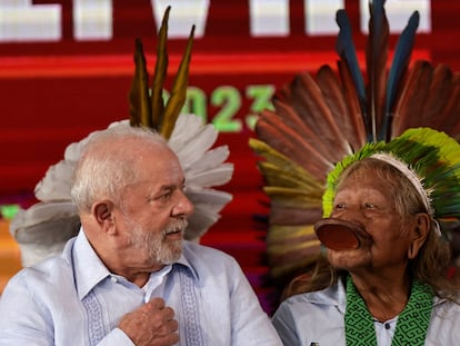 El presidente Lula, junto al líder indígena Raoni Metuktire, este viernes en Brasilia después de que el primero firmara la creación de seis nuevas reservas nativas.