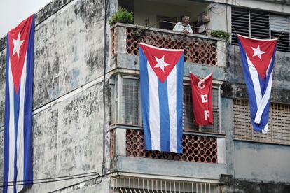 Banderas cubanas cubren las ventanas de la casa del actor, dramaturgo y líder del grupo Archipiélago, Yunior García, en La Habana. Su vivienda y las de otros lideres opositores y periodistas se encuentran sitiadas por agentes de la seguridad del Estado desde el domingo.