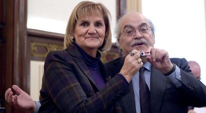 El consejero de Econom&iacute;a Andreu Mas-Colell entrega los Presupuestos de la Generalitat para de 2012 a la presidenta del Parlament N&uacute;ria de Gispert.
