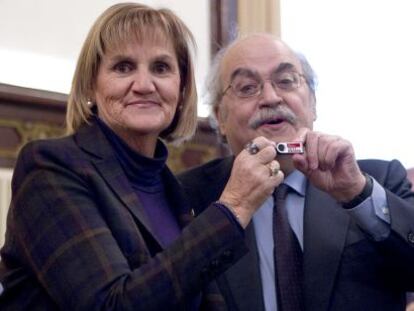 El consejero de Economía Andreu Mas-Colell entrega los Presupuestos de la Generalitat para de 2012 a la presidenta del Parlament Núria de Gispert.
