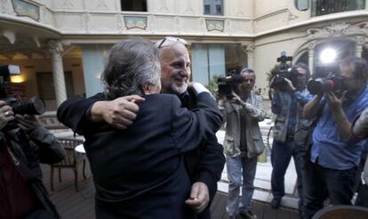 Antón Reixa es felicitado por el director de cine Miguel Hermoso tras su elección como nuevo presidente de la SGAE.