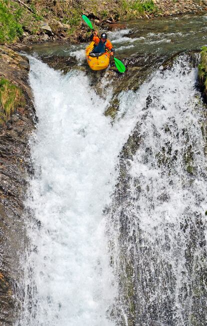 Un piragüista se lanza por una de las cascadas del río Noguera Pallaresa en los Pirineos de Lleida.