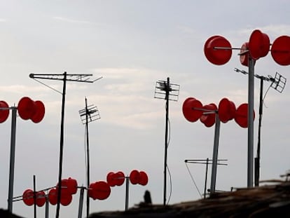 Pequeñas turbinas de viento abastecen a una comunidad flotante de Hanoi