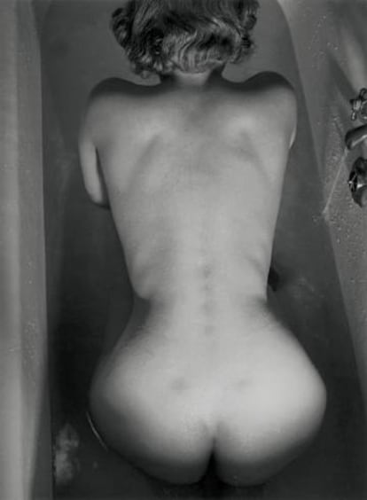 'Nude in the Bathtub' (1938) de Brassaï.