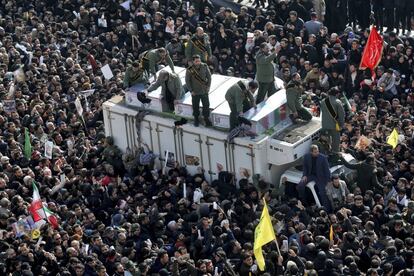 Soleimani, arquitecto de la política expansionista iraní en Oriente Medio como jefe de la fuerza Al Quds de los Guardianes de la Revolución, fue asesinado el viernes en un ataque con dron de Estados Unidos cerca del aeropuerto de Bagdad. En la imagen, féretros con los restos del general Soleimani y otros fallecidos durante el ataque del pasado viernes en Bagdad.