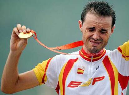 Samuel Sánchez, emocionado en el podio con la medalla de oro al cuello.