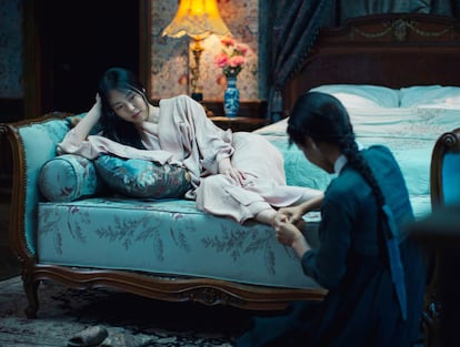 THE HANDMAIDEN, (aka AH-GA-SSI), KIM Min-hee (left), 2016. © Amazon Studios /Courtesy Everett