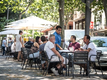 Terraza de un bar en la calle Industria de Barcelona.