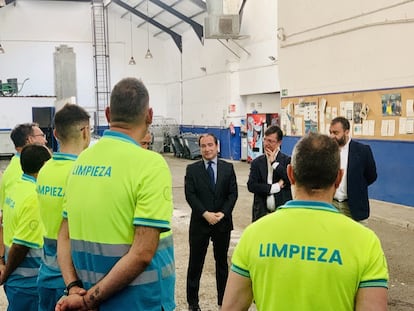 Borja Carabante, en el centro, visitaba los servicios de limpieza municipal en uno de sus primeros actos como delegado de Urbanismo.