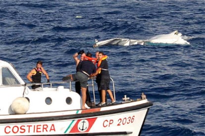 Una patrullera de la Guardia Costera, durante la operación de rescate de los ocupantes del avión en aguas de Sicilia.