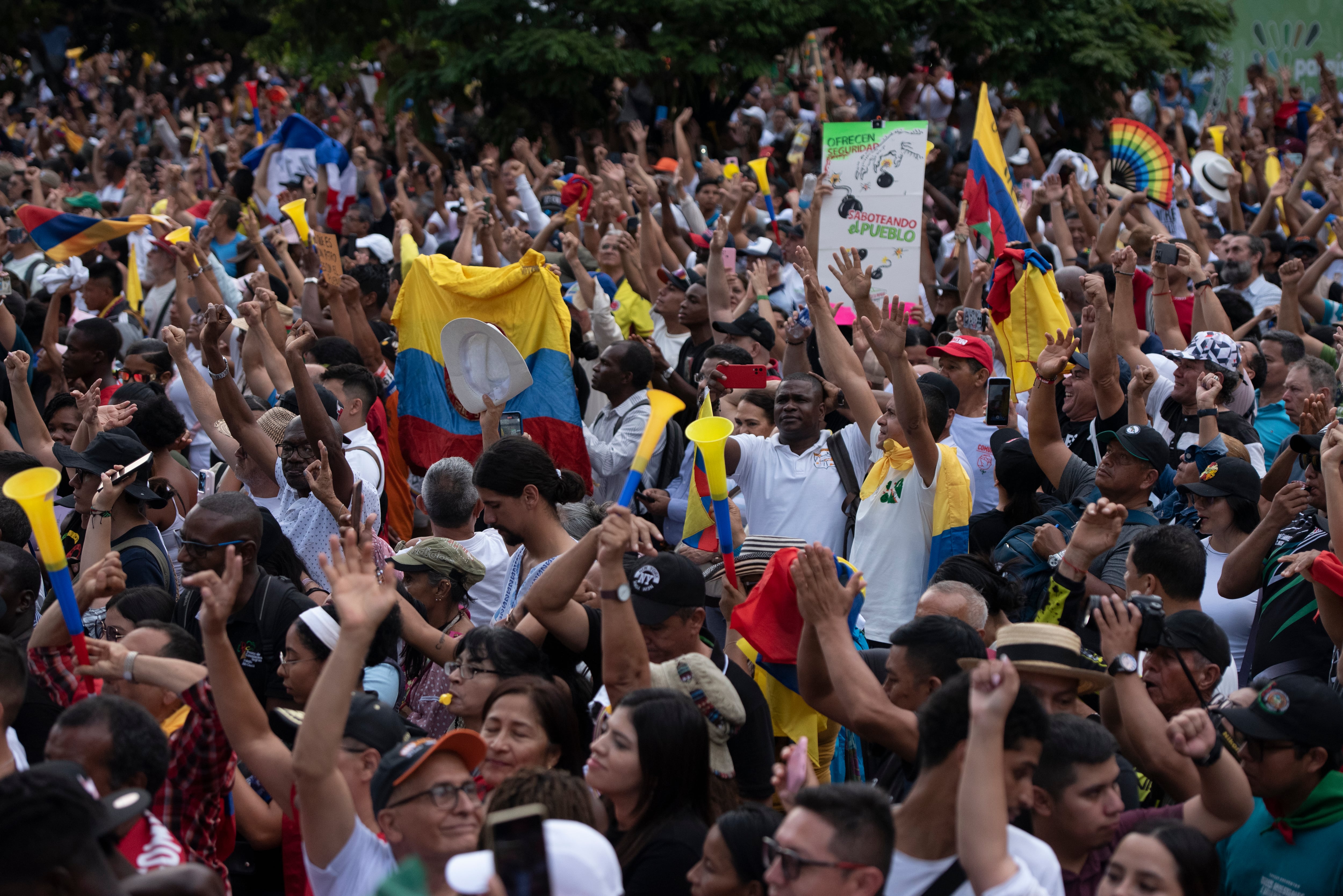 Habitantes de Cali esperan la llegada de Gustavo Petro en la Plaza de San Francisco.