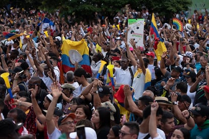 Habitantes de Cali esperan la llegada de Gustavo Petro en la Plaza de San Francisco.