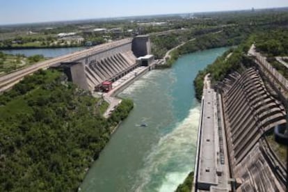 El río Niagara a su paso por la planta hydroeléctrica proyectada por Robert Moses.