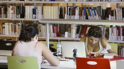 Estudiantes en una biblioteca de la Universidad Complutense de Madrid.