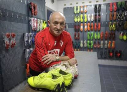 Ángel Zapico, utilero del equipo, en el cuarto con el material deportivo.