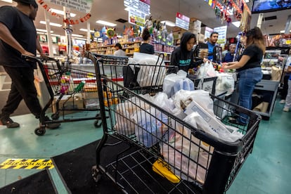 Comensales continúan abasteciéndose de provisiones ante la llegada del huracán, en Bradenton, Florida.