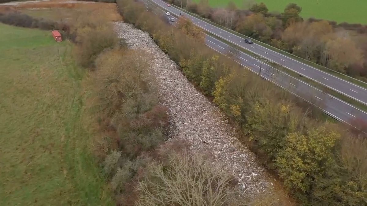 Un vertedero ilegal de más de 150 metros de largo en la campiña inglesa sacude a la opinión pública británica | Clima y Medio Ambiente
