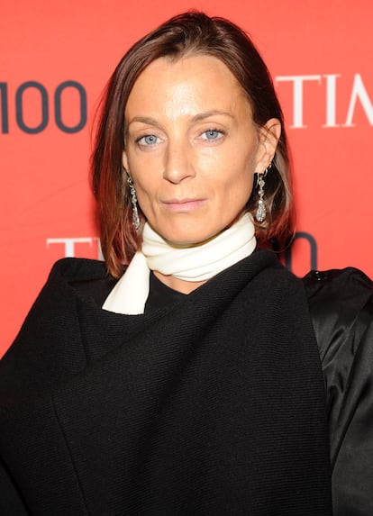 Phoebe Philo.

La ex diseñadora de Celine es, desde finales de 2017, una desempleada por decisión propia. Dado el giro espectacular que dio a la marca francesa durante sus años allí, convirtiendo un nombre adormilado en la casa de moda más influyente y actractiva (y casi multiplicando por cuatro sus beneficios), la especulación sobre dónde podría ir a parar la británica es incesante. Se habló de Burberry pero esa silla ya está ocupada por Riccardo Tisci (un emparejamiento que de entrada fue chocante) y, de alguna manera, su elevado perfil la coloca sólo en las maisons de primer nivel, es decir Dior o Chanel. ¿Podría ser ella la susituta de Karl Lagerfeld si éste decide algún día retirarse? No sería la primera vez que le cede un puesto. Philo se ocupó de Chloé en los dosmiles, cuando Lagerfeld dejó la creatividad de la casa francesa. Por otro lado, la británica ha demostrado que tiene poca prisa. Cuando dejó Chloé en 2006 estando en lo más alto, se tomó tres años fuera de la industria para criar a sus hijos.