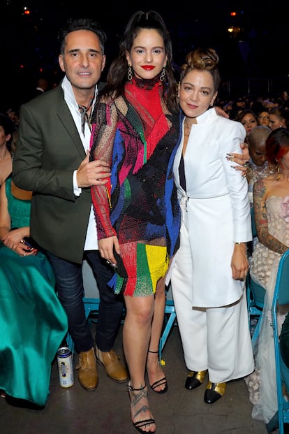 Durante la gala, junto a otro triunfador de la noche, Jorge Drexler y Natalia Lafourcade.