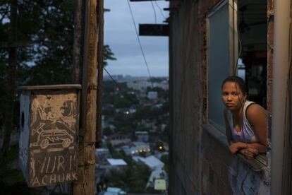 Mulher em uma casa na Cidade de Deus. Rafael Fabres