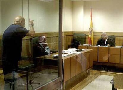 El etarra Iñaki Bilbao amenaza a los miembros del tribunal durante un juicio en la Audiencia Nacional en septiembre de 2006.