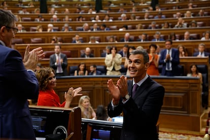 Pedro Sánchez, presidente del Gobierno, es aplaudido tras su intervención durante el pleno.