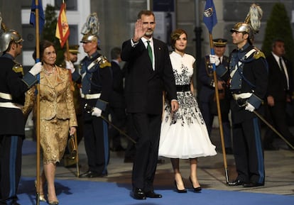 Los reyes Felipe y Letizia junto a la reina Sofía a la salida de la ceremonia.