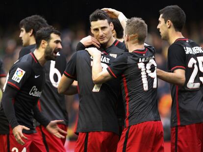 Aduriz celebra con sus compa&ntilde;eros un gol en Mestalla