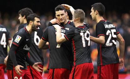 Aduriz celebra con sus compa&ntilde;eros un gol en Mestalla